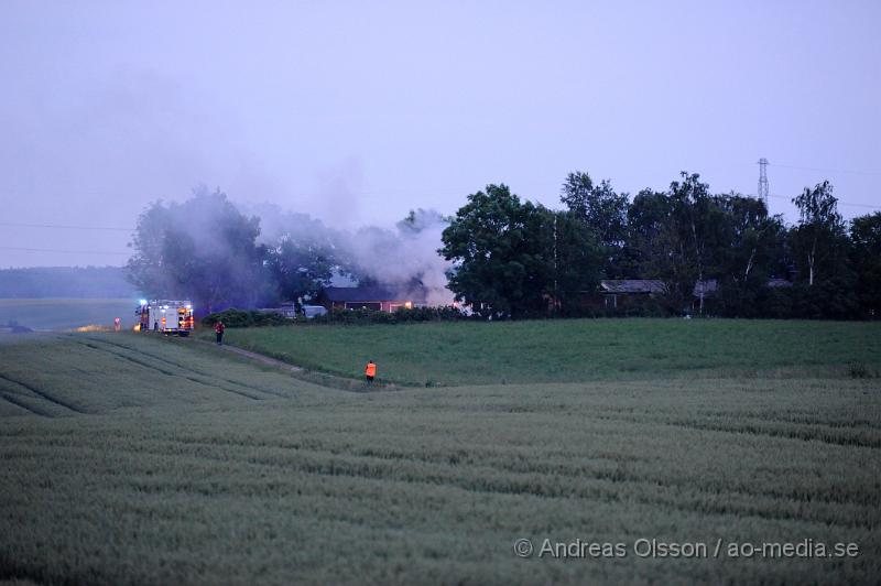 _DSC0207.JPG - Vid 22 tiden larmades en större räddningsstyrka ut till Tranarp där man fått in larm om en villabrand. Väl på plats rörde det sig om en bilbrand på gården. Räddningstjänsten fick snabbt kontroll på branden innan den hann sprida sig till bla en annan bil som stod nära. Inga personer skadades och det är oklart vad som startade branden.