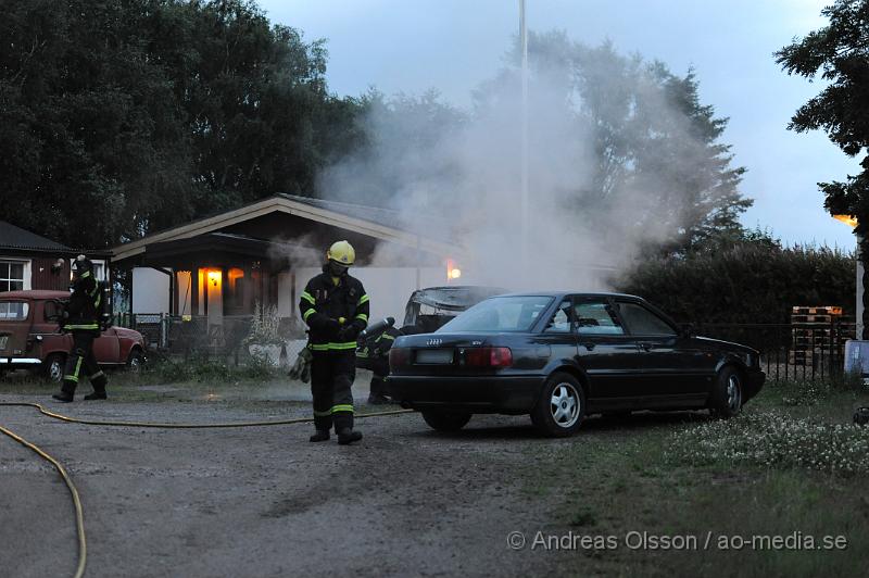 _DSC0209.JPG - Vid 22 tiden larmades en större räddningsstyrka ut till Tranarp där man fått in larm om en villabrand. Väl på plats rörde det sig om en bilbrand på gården. Räddningstjänsten fick snabbt kontroll på branden innan den hann sprida sig till bla en annan bil som stod nära. Inga personer skadades och det är oklart vad som startade branden.