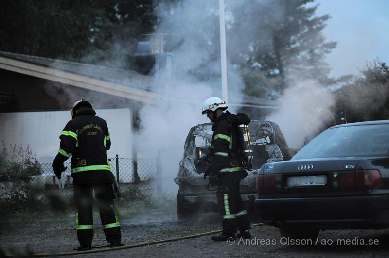 _DSC0214.JPG - Vid 22 tiden larmades en större räddningsstyrka ut till Tranarp där man fått in larm om en villabrand. Väl på plats rörde det sig om en bilbrand på gården. Räddningstjänsten fick snabbt kontroll på branden innan den hann sprida sig till bla en annan bil som stod nära. Inga personer skadades och det är oklart vad som startade branden.