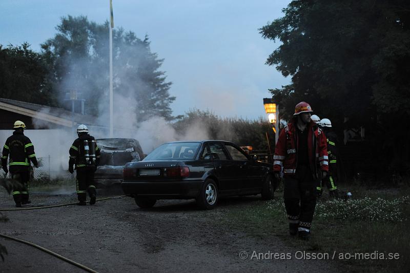 _DSC0216.JPG - Vid 22 tiden larmades en större räddningsstyrka ut till Tranarp där man fått in larm om en villabrand. Väl på plats rörde det sig om en bilbrand på gården. Räddningstjänsten fick snabbt kontroll på branden innan den hann sprida sig till bla en annan bil som stod nära. Inga personer skadades och det är oklart vad som startade branden.