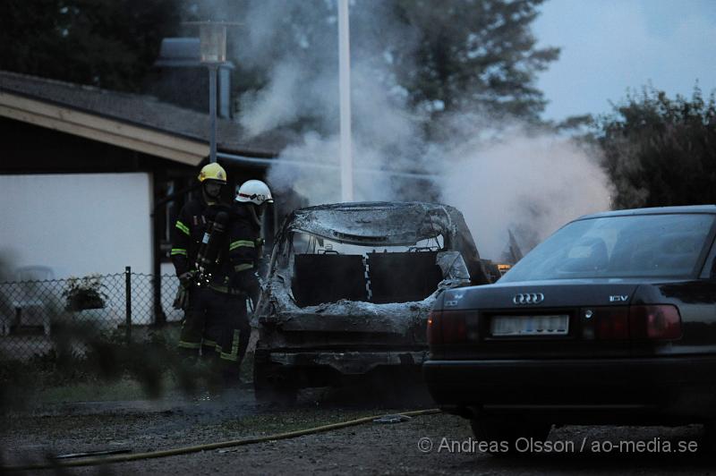 _DSC0217.JPG - Vid 22 tiden larmades en större räddningsstyrka ut till Tranarp där man fått in larm om en villabrand. Väl på plats rörde det sig om en bilbrand på gården. Räddningstjänsten fick snabbt kontroll på branden innan den hann sprida sig till bla en annan bil som stod nära. Inga personer skadades och det är oklart vad som startade branden.