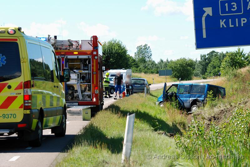 DSC_5595.JPG - Vid 14.40 larmades en större räddningsstyrka med Räddningstjänsten från Klippan, Ljungbyhed och Åstorp samt Polis och Ambulans till väg 21 strax utanför Klippan där tre personbilar kolliderat, en med tillkopplad husvagn. En bil hamnade i diket och husvagnen på andra sidan i diket. Minst två personer ska ha förts till sjukhuset med ambulans, det är oklart hur allvarligt skadade dessa blev. Flera barn var även med i olyckan, ingen av dessa ska ha blivit skadade. Vägen var helt avstängd under räddnings och bärgnings arbetet.