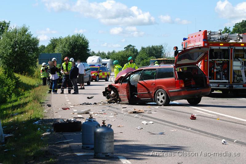 DSC_5597.JPG - Vid 14.40 larmades en större räddningsstyrka med Räddningstjänsten från Klippan, Ljungbyhed och Åstorp samt Polis och Ambulans till väg 21 strax utanför Klippan där tre personbilar kolliderat, en med tillkopplad husvagn. En bil hamnade i diket och husvagnen på andra sidan i diket. Minst två personer ska ha förts till sjukhuset med ambulans, det är oklart hur allvarligt skadade dessa blev. Flera barn var även med i olyckan, ingen av dessa ska ha blivit skadade. Vägen var helt avstängd under räddnings och bärgnings arbetet.