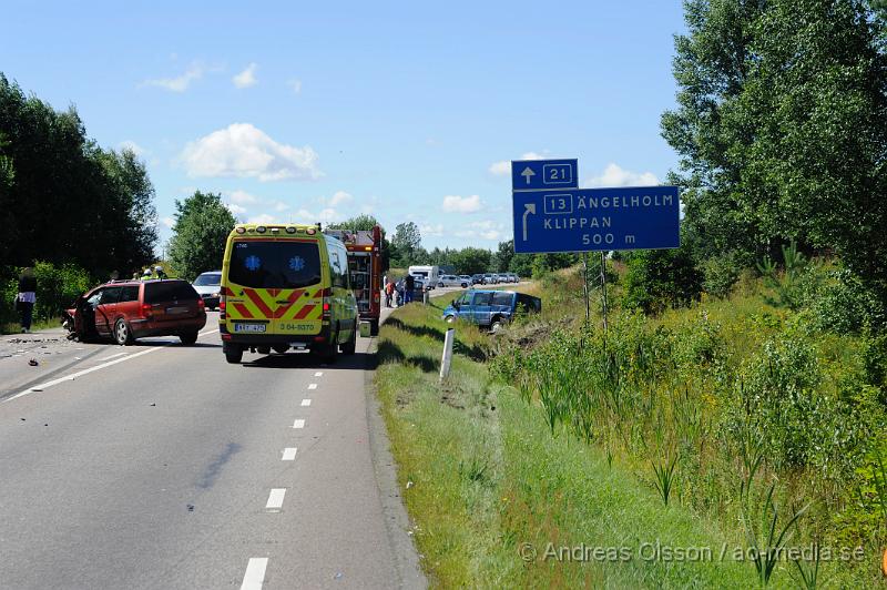 _DSC0253.JPG - Vid 14.40 larmades en större räddningsstyrka med Räddningstjänsten från Klippan, Ljungbyhed och Åstorp samt Polis och Ambulans till väg 21 strax utanför Klippan där tre personbilar kolliderat, en med tillkopplad husvagn. En bil hamnade i diket och husvagnen på andra sidan i diket. Minst två personer ska ha förts till sjukhuset med ambulans, det är oklart hur allvarligt skadade dessa blev. Flera barn var även med i olyckan, ingen av dessa ska ha blivit skadade. Vägen var helt avstängd under räddnings och bärgnings arbetet.