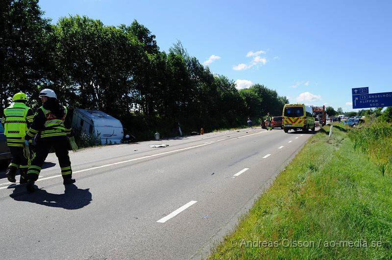 _DSC0255.JPG - Vid 14.40 larmades en större räddningsstyrka med Räddningstjänsten från Klippan, Ljungbyhed och Åstorp samt Polis och Ambulans till väg 21 strax utanför Klippan där tre personbilar kolliderat, en med tillkopplad husvagn. En bil hamnade i diket och husvagnen på andra sidan i diket. Minst två personer ska ha förts till sjukhuset med ambulans, det är oklart hur allvarligt skadade dessa blev. Flera barn var även med i olyckan, ingen av dessa ska ha blivit skadade. Vägen var helt avstängd under räddnings och bärgnings arbetet.