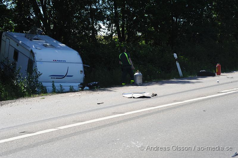 _DSC0259.JPG - Vid 14.40 larmades en större räddningsstyrka med Räddningstjänsten från Klippan, Ljungbyhed och Åstorp samt Polis och Ambulans till väg 21 strax utanför Klippan där tre personbilar kolliderat, en med tillkopplad husvagn. En bil hamnade i diket och husvagnen på andra sidan i diket. Minst två personer ska ha förts till sjukhuset med ambulans, det är oklart hur allvarligt skadade dessa blev. Flera barn var även med i olyckan, ingen av dessa ska ha blivit skadade. Vägen var helt avstängd under räddnings och bärgnings arbetet.