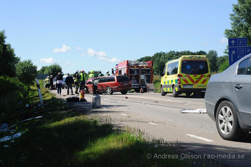 _DSC0263.JPG - Vid 14.40 larmades en större räddningsstyrka med Räddningstjänsten från Klippan, Ljungbyhed och Åstorp samt Polis och Ambulans till väg 21 strax utanför Klippan där tre personbilar kolliderat, en med tillkopplad husvagn. En bil hamnade i diket och husvagnen på andra sidan i diket. Minst två personer ska ha förts till sjukhuset med ambulans, det är oklart hur allvarligt skadade dessa blev. Flera barn var även med i olyckan, ingen av dessa ska ha blivit skadade. Vägen var helt avstängd under räddnings och bärgnings arbetet.