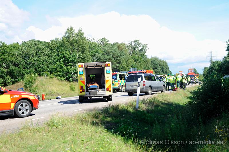 _DSC0272.JPG - Vid 14.40 larmades en större räddningsstyrka med Räddningstjänsten från Klippan, Ljungbyhed och Åstorp samt Polis och Ambulans till väg 21 strax utanför Klippan där tre personbilar kolliderat, en med tillkopplad husvagn. En bil hamnade i diket och husvagnen på andra sidan i diket. Minst två personer ska ha förts till sjukhuset med ambulans, det är oklart hur allvarligt skadade dessa blev. Flera barn var även med i olyckan, ingen av dessa ska ha blivit skadade. Vägen var helt avstängd under räddnings och bärgnings arbetet.