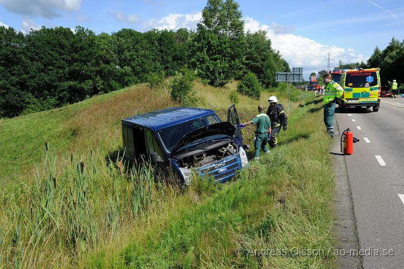 _DSC0273.JPG - Vid 14.40 larmades en större räddningsstyrka med Räddningstjänsten från Klippan, Ljungbyhed och Åstorp samt Polis och Ambulans till väg 21 strax utanför Klippan där tre personbilar kolliderat, en med tillkopplad husvagn. En bil hamnade i diket och husvagnen på andra sidan i diket. Minst två personer ska ha förts till sjukhuset med ambulans, det är oklart hur allvarligt skadade dessa blev. Flera barn var även med i olyckan, ingen av dessa ska ha blivit skadade. Vägen var helt avstängd under räddnings och bärgnings arbetet.