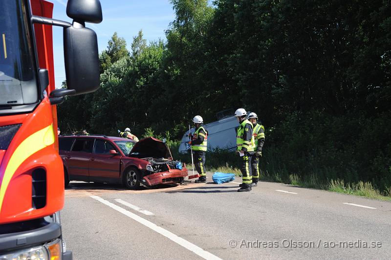 _DSC0276.JPG - Vid 14.40 larmades en större räddningsstyrka med Räddningstjänsten från Klippan, Ljungbyhed och Åstorp samt Polis och Ambulans till väg 21 strax utanför Klippan där tre personbilar kolliderat, en med tillkopplad husvagn. En bil hamnade i diket och husvagnen på andra sidan i diket. Minst två personer ska ha förts till sjukhuset med ambulans, det är oklart hur allvarligt skadade dessa blev. Flera barn var även med i olyckan, ingen av dessa ska ha blivit skadade. Vägen var helt avstängd under räddnings och bärgnings arbetet.