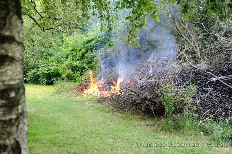 _DSC0283.JPG - Vid 20:20 larmades räddningstjänsten till Norra Fridhemsvägen i Klippan där man fått in ett larm om brand ute. Det var en hög med gamla buskar och grenar som någon tänt eld på precis vid en dunge. Räddningstjänsten fick snabbt släckt branden som inte hann sprida sig vidare.