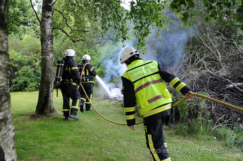 _DSC0285.JPG - Vid 20:20 larmades räddningstjänsten till Norra Fridhemsvägen i Klippan där man fått in ett larm om brand ute. Det var en hög med gamla buskar och grenar som någon tänt eld på precis vid en dunge. Räddningstjänsten fick snabbt släckt branden som inte hann sprida sig vidare.