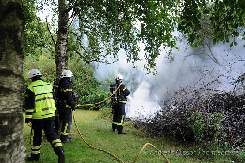 _DSC0287.JPG - Vid 20:20 larmades räddningstjänsten till Norra Fridhemsvägen i Klippan där man fått in ett larm om brand ute. Det var en hög med gamla buskar och grenar som någon tänt eld på precis vid en dunge. Räddningstjänsten fick snabbt släckt branden som inte hann sprida sig vidare.