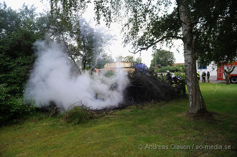 _DSC0292.JPG - Vid 20:20 larmades räddningstjänsten till Norra Fridhemsvägen i Klippan där man fått in ett larm om brand ute. Det var en hög med gamla buskar och grenar som någon tänt eld på precis vid en dunge. Räddningstjänsten fick snabbt släckt branden som inte hann sprida sig vidare.