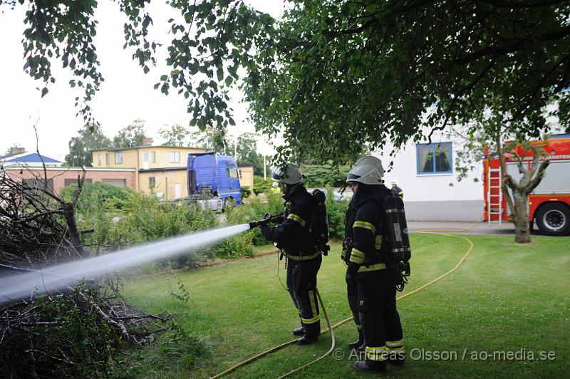 _DSC0294.JPG - Vid 20:20 larmades räddningstjänsten till Norra Fridhemsvägen i Klippan där man fått in ett larm om brand ute. Det var en hög med gamla buskar och grenar som någon tänt eld på precis vid en dunge. Räddningstjänsten fick snabbt släckt branden som inte hann sprida sig vidare.