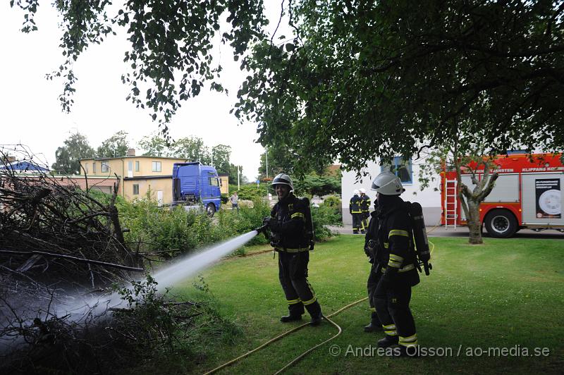 _DSC0296.JPG - Vid 20:20 larmades räddningstjänsten till Norra Fridhemsvägen i Klippan där man fått in ett larm om brand ute. Det var en hög med gamla buskar och grenar som någon tänt eld på precis vid en dunge. Räddningstjänsten fick snabbt släckt branden som inte hann sprida sig vidare.