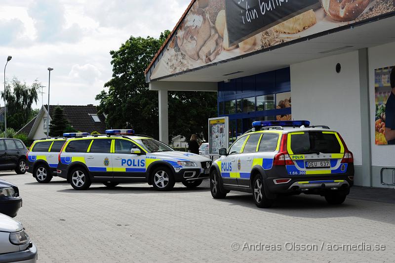 _DSC0997.JPG - Vid 14.50 larmades flera polis patruller till matbutiken Lidl i Åstorp där man fått in larm om rån. Det ska ha varit två maskerade personer som med ett pistolliknande föremål hotat personalen. Flera patruller var snabbt på plats och man började letandet efter gärniingsmännen. Även en polishelikopter användes i sökandet och man hade spärrat av infarten till Kvidinge där man hade en patrull som stannade bilarna som var påväg ut från Kvidinge och kontrollerade dem samtidigt som helikoptern cirkulerade i området. Senare på kvällen greps fyra personer misstänkta för rånet. Det är oklart om rånarna fått med sig något. Ingen person ska ha skadats fysiskt.