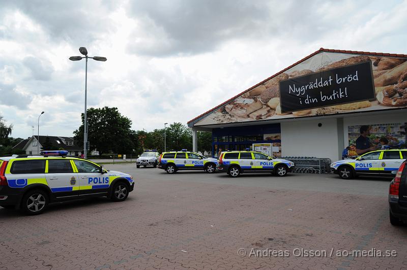 _DSC0999.JPG - Vid 14.50 larmades flera polis patruller till matbutiken Lidl i Åstorp där man fått in larm om rån. Det ska ha varit två maskerade personer som med ett pistolliknande föremål hotat personalen. Flera patruller var snabbt på plats och man började letandet efter gärniingsmännen. Även en polishelikopter användes i sökandet och man hade spärrat av infarten till Kvidinge där man hade en patrull som stannade bilarna som var påväg ut från Kvidinge och kontrollerade dem samtidigt som helikoptern cirkulerade i området. Senare på kvällen greps fyra personer misstänkta för rånet. Det är oklart om rånarna fått med sig något. Ingen person ska ha skadats fysiskt.