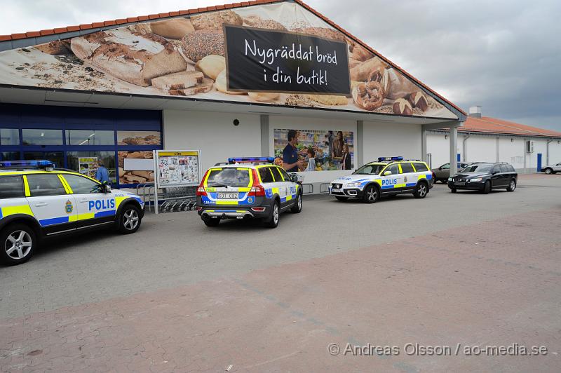 _DSC1007.JPG - Vid 14.50 larmades flera polis patruller till matbutiken Lidl i Åstorp där man fått in larm om rån. Det ska ha varit två maskerade personer som med ett pistolliknande föremål hotat personalen. Flera patruller var snabbt på plats och man började letandet efter gärniingsmännen. Även en polishelikopter användes i sökandet och man hade spärrat av infarten till Kvidinge där man hade en patrull som stannade bilarna som var påväg ut från Kvidinge och kontrollerade dem samtidigt som helikoptern cirkulerade i området. Senare på kvällen greps fyra personer misstänkta för rånet. Det är oklart om rånarna fått med sig något. Ingen person ska ha skadats fysiskt.
