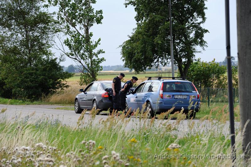 _DSC1016.JPG - Vid 14.50 larmades flera polis patruller till matbutiken Lidl i Åstorp där man fått in larm om rån. Det ska ha varit två maskerade personer som med ett pistolliknande föremål hotat personalen. Flera patruller var snabbt på plats och man började letandet efter gärniingsmännen. Även en polishelikopter användes i sökandet och man hade spärrat av infarten till Kvidinge där man hade en patrull som stannade bilarna som var påväg ut från Kvidinge och kontrollerade dem samtidigt som helikoptern cirkulerade i området. Senare på kvällen greps fyra personer misstänkta för rånet. Det är oklart om rånarna fått med sig något. Ingen person ska ha skadats fysiskt.