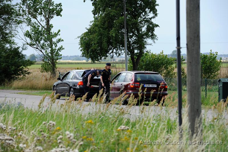 _DSC1020.JPG - Vid 14.50 larmades flera polis patruller till matbutiken Lidl i Åstorp där man fått in larm om rån. Det ska ha varit två maskerade personer som med ett pistolliknande föremål hotat personalen. Flera patruller var snabbt på plats och man började letandet efter gärniingsmännen. Även en polishelikopter användes i sökandet och man hade spärrat av infarten till Kvidinge där man hade en patrull som stannade bilarna som var påväg ut från Kvidinge och kontrollerade dem samtidigt som helikoptern cirkulerade i området. Senare på kvällen greps fyra personer misstänkta för rånet. Det är oklart om rånarna fått med sig något. Ingen person ska ha skadats fysiskt.