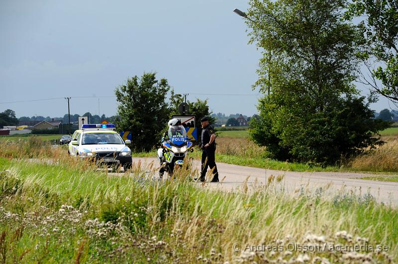 _DSC1027.JPG - Vid 14.50 larmades flera polis patruller till matbutiken Lidl i Åstorp där man fått in larm om rån. Det ska ha varit två maskerade personer som med ett pistolliknande föremål hotat personalen. Flera patruller var snabbt på plats och man började letandet efter gärniingsmännen. Även en polishelikopter användes i sökandet och man hade spärrat av infarten till Kvidinge där man hade en patrull som stannade bilarna som var påväg ut från Kvidinge och kontrollerade dem samtidigt som helikoptern cirkulerade i området. Senare på kvällen greps fyra personer misstänkta för rånet. Det är oklart om rånarna fått med sig något. Ingen person ska ha skadats fysiskt.