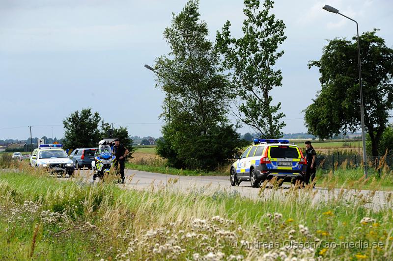 _DSC1030.JPG - Vid 14.50 larmades flera polis patruller till matbutiken Lidl i Åstorp där man fått in larm om rån. Det ska ha varit två maskerade personer som med ett pistolliknande föremål hotat personalen. Flera patruller var snabbt på plats och man började letandet efter gärniingsmännen. Även en polishelikopter användes i sökandet och man hade spärrat av infarten till Kvidinge där man hade en patrull som stannade bilarna som var påväg ut från Kvidinge och kontrollerade dem samtidigt som helikoptern cirkulerade i området. Senare på kvällen greps fyra personer misstänkta för rånet. Det är oklart om rånarna fått med sig något. Ingen person ska ha skadats fysiskt.