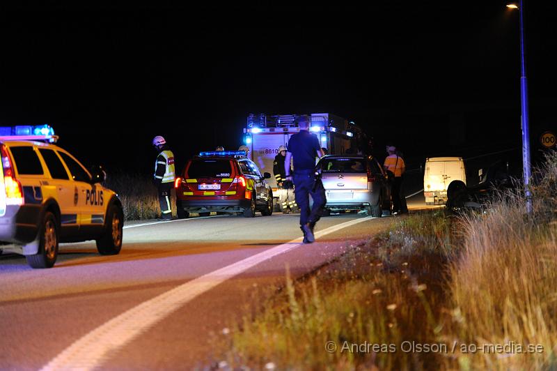 _DSC1036.JPG - Vid 02,10 larmades räddningstjänst, ambulans och polis till väg 21 utanför Åstorp där man fått in larm om att en bil kört av vägen och hamnat i diket på taket. Det är oklart hur många som färdades i bilen men dem inblandade hade själv tagit sig ur bilen och sedan avvikit från platsen när räddningspersonalen kom fram till platsen.