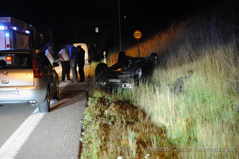 _DSC1042.JPG - Vid 02,10 larmades räddningstjänst, ambulans och polis till väg 21 utanför Åstorp där man fått in larm om att en bil kört av vägen och hamnat i diket på taket. Det är oklart hur många som färdades i bilen men dem inblandade hade själv tagit sig ur bilen och sedan avvikit från platsen när räddningspersonalen kom fram till platsen.