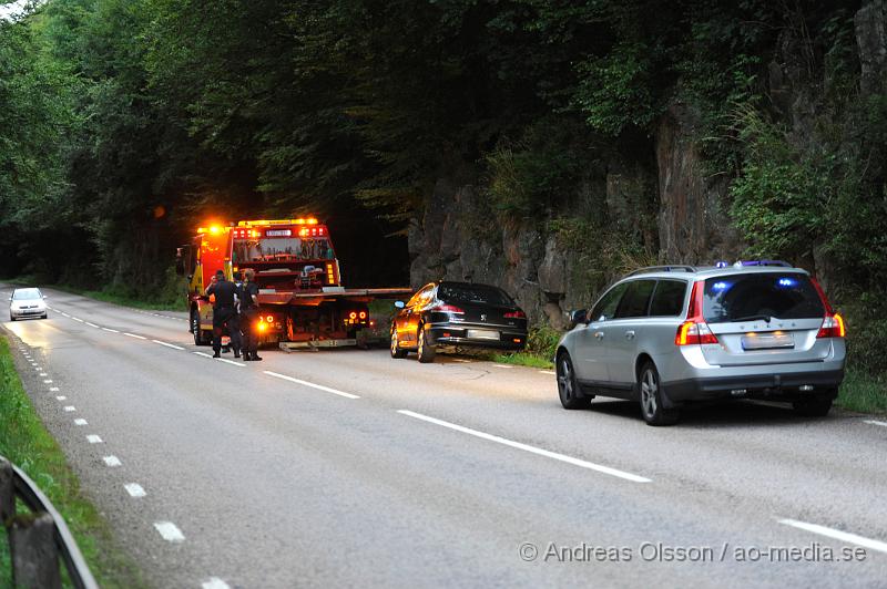 _DSC1053.JPG - Vid 20.20 larmades räddningstjänst, ambulans och Polis till Diligentsv?ägen norr om Ängelholm där en personbil av oklar anledning kört av vägen och in i en bergvägg. Ingen person ska ha skadats i händelsen men bilen fick bärgas från platsen.