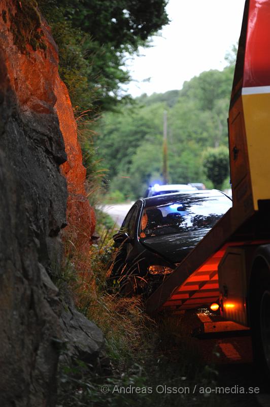 _DSC1061.JPG - Vid 20.20 larmades räddningstjänst, ambulans och Polis till Diligentsv?ägen norr om Ängelholm där en personbil av oklar anledning kört av vägen och in i en bergvägg. Ingen person ska ha skadats i händelsen men bilen fick bärgas från platsen.