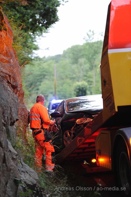 _DSC1062.JPG - Vid 20.20 larmades räddningstjänst, ambulans och Polis till Diligentsv?ägen norr om Ängelholm där en personbil av oklar anledning kört av vägen och in i en bergvägg. Ingen person ska ha skadats i händelsen men bilen fick bärgas från platsen.