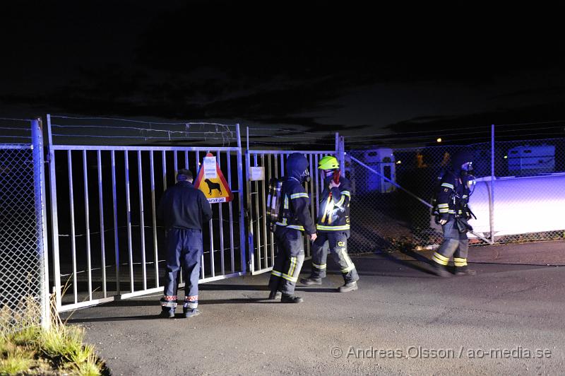 _DSC1645.JPG - Vid 22,30 tiden larmades räddningstjänsten till Klippans släpservice där det brann bakom deras byggnader. Grinden in till området var låst så räddningstjänsten fick klippa upp låset för att kunna komma in. Exakt vad som brann är oklart, även hur branden startade. Ingen person kom till skada.