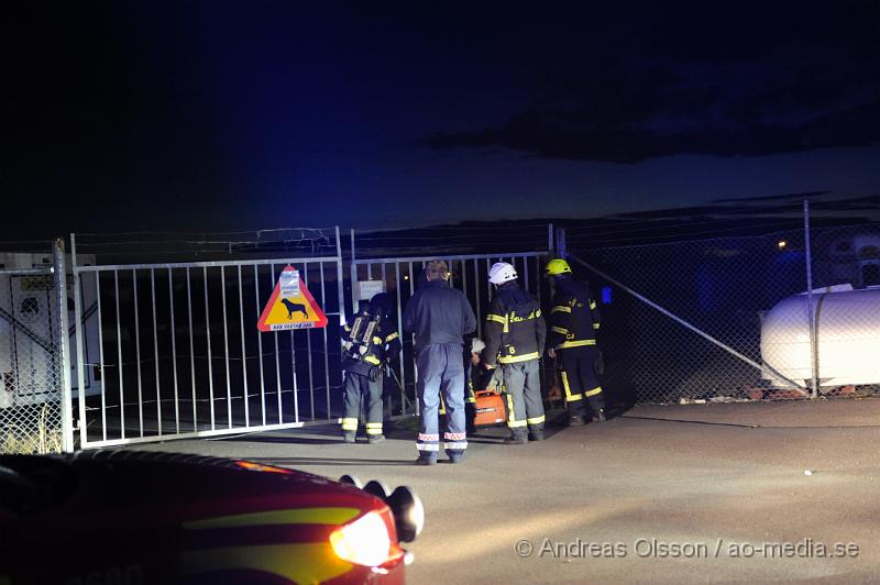 _DSC1649.JPG - Vid 22,30 tiden larmades räddningstjänsten till Klippans släpservice där det brann bakom deras byggnader. Grinden in till området var låst så räddningstjänsten fick klippa upp låset för att kunna komma in. Exakt vad som brann är oklart, även hur branden startade. Ingen person kom till skada.