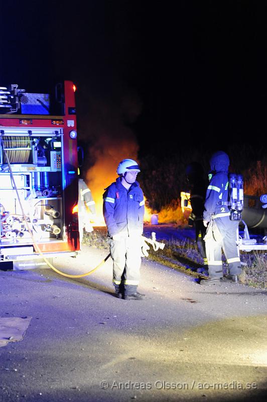 _DSC1660.JPG - Vid 22,30 tiden larmades räddningstjänsten till Klippans släpservice där det brann bakom deras byggnader. Grinden in till området var låst så räddningstjänsten fick klippa upp låset för att kunna komma in. Exakt vad som brann är oklart, även hur branden startade. Ingen person kom till skada.