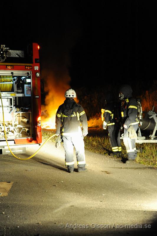 _DSC1661.JPG - Vid 22,30 tiden larmades räddningstjänsten till Klippans släpservice där det brann bakom deras byggnader. Grinden in till området var låst så räddningstjänsten fick klippa upp låset för att kunna komma in. Exakt vad som brann är oklart, även hur branden startade. Ingen person kom till skada.