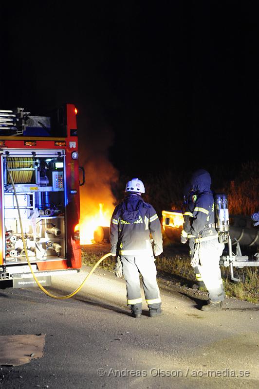 _DSC1664.JPG - Vid 22,30 tiden larmades räddningstjänsten till Klippans släpservice där det brann bakom deras byggnader. Grinden in till området var låst så räddningstjänsten fick klippa upp låset för att kunna komma in. Exakt vad som brann är oklart, även hur branden startade. Ingen person kom till skada.