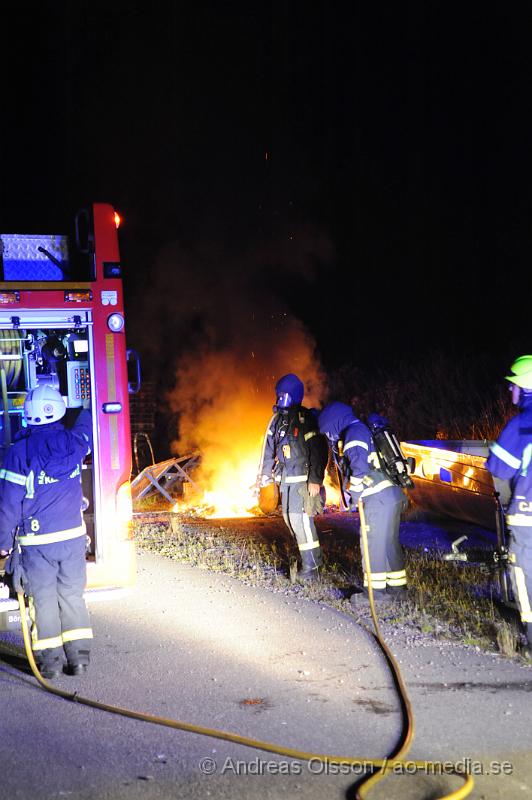 _DSC1669.JPG - Vid 22,30 tiden larmades räddningstjänsten till Klippans släpservice där det brann bakom deras byggnader. Grinden in till området var låst så räddningstjänsten fick klippa upp låset för att kunna komma in. Exakt vad som brann är oklart, även hur branden startade. Ingen person kom till skada.