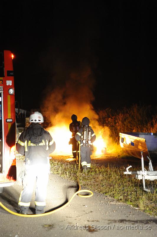 _DSC1671.JPG - Vid 22,30 tiden larmades räddningstjänsten till Klippans släpservice där det brann bakom deras byggnader. Grinden in till området var låst så räddningstjänsten fick klippa upp låset för att kunna komma in. Exakt vad som brann är oklart, även hur branden startade. Ingen person kom till skada.