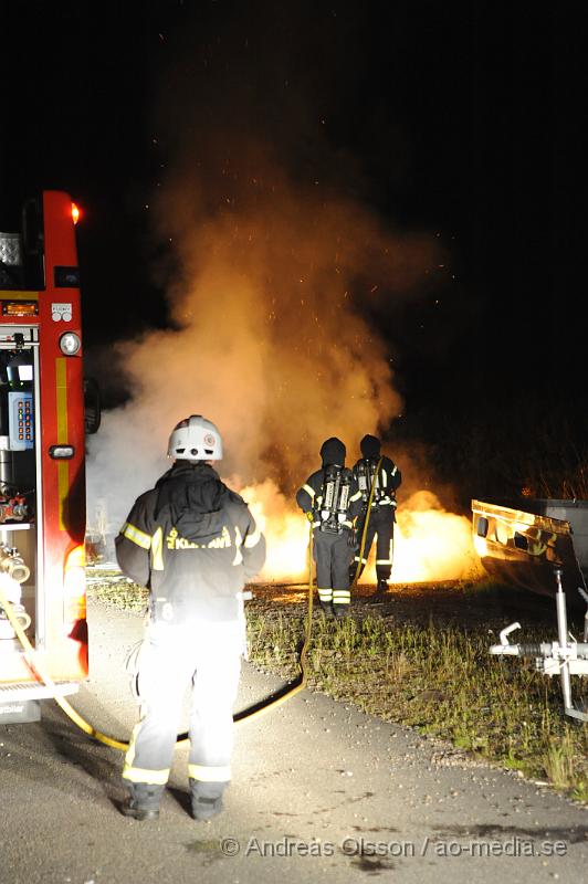 _DSC1673.JPG - Vid 22,30 tiden larmades räddningstjänsten till Klippans släpservice där det brann bakom deras byggnader. Grinden in till området var låst så räddningstjänsten fick klippa upp låset för att kunna komma in. Exakt vad som brann är oklart, även hur branden startade. Ingen person kom till skada.