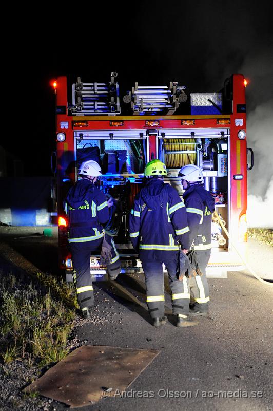 _DSC1680.JPG - Vid 22,30 tiden larmades räddningstjänsten till Klippans släpservice där det brann bakom deras byggnader. Grinden in till området var låst så räddningstjänsten fick klippa upp låset för att kunna komma in. Exakt vad som brann är oklart, även hur branden startade. Ingen person kom till skada.