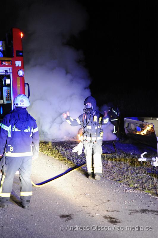 _DSC1682.JPG - Vid 22,30 tiden larmades räddningstjänsten till Klippans släpservice där det brann bakom deras byggnader. Grinden in till området var låst så räddningstjänsten fick klippa upp låset för att kunna komma in. Exakt vad som brann är oklart, även hur branden startade. Ingen person kom till skada.