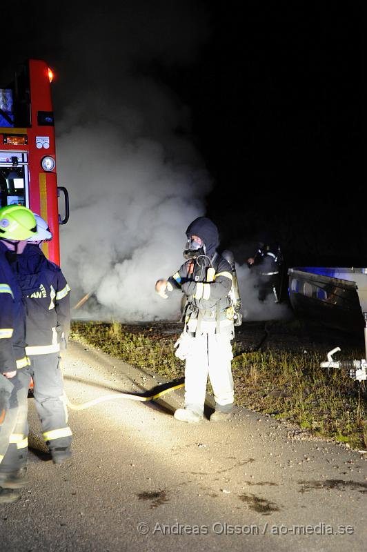 _DSC1683.JPG - Vid 22,30 tiden larmades räddningstjänsten till Klippans släpservice där det brann bakom deras byggnader. Grinden in till området var låst så räddningstjänsten fick klippa upp låset för att kunna komma in. Exakt vad som brann är oklart, även hur branden startade. Ingen person kom till skada.