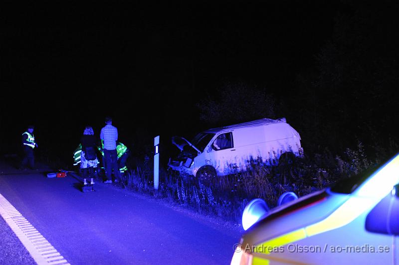 _DSC1688.JPG - Vid 02.50 larmades räddningstjänst, ambulans och polis till E4an i höjd med Mölletofta där en skåpbil som kom i södergående riktning kört in i mitt räcket och voltat över på norrgående körbana och hamnat i diket. En person befann sig i bilen och denna hade tagit sig ut på egen hand när räddningspersonal kom fram till platsen. Personen fördes med ambulans till sjukhus, oklart hur allvarligt skadad. Ett körfält i norrgående och ett i södergående fick stängas av under räddnings arbetet.