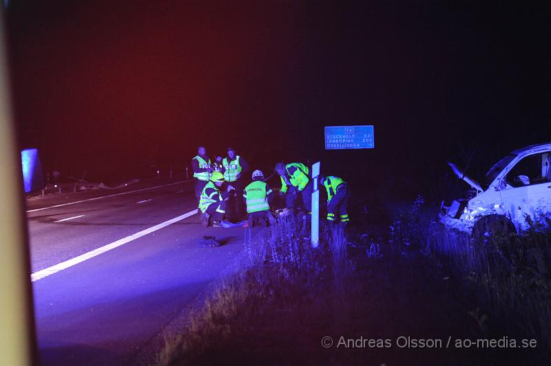 _DSC1697.JPG - Vid 02.50 larmades räddningstjänst, ambulans och polis till E4an i höjd med Mölletofta där en skåpbil som kom i södergående riktning kört in i mitt räcket och voltat över på norrgående körbana och hamnat i diket. En person befann sig i bilen och denna hade tagit sig ut på egen hand när räddningspersonal kom fram till platsen. Personen fördes med ambulans till sjukhus, oklart hur allvarligt skadad. Ett körfält i norrgående och ett i södergående fick stängas av under räddnings arbetet.