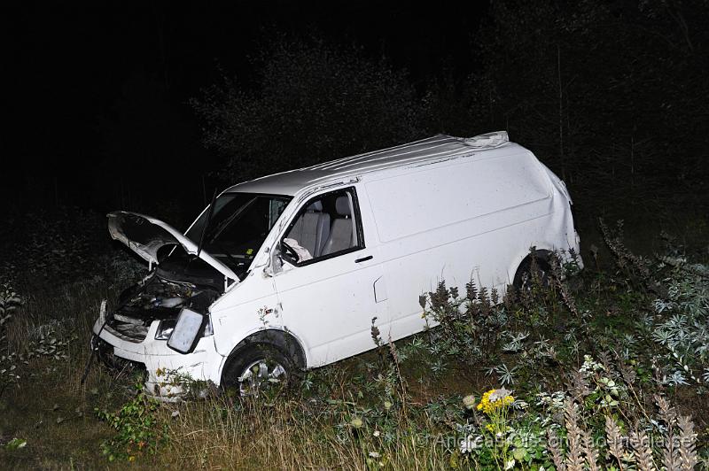 _DSC1706.JPG - Vid 02.50 larmades räddningstjänst, ambulans och polis till E4an i höjd med Mölletofta där en skåpbil som kom i södergående riktning kört in i mitt räcket och voltat över på norrgående körbana och hamnat i diket. En person befann sig i bilen och denna hade tagit sig ut på egen hand när räddningspersonal kom fram till platsen. Personen fördes med ambulans till sjukhus, oklart hur allvarligt skadad. Ett körfält i norrgående och ett i södergående fick stängas av under räddnings arbetet.