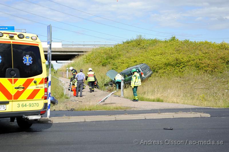 _DSC1708.JPG - Vid 12.20 larmades Räddningstjänst, Ambulans och Polis till väg 13 i höjd med Östra Ljungby där två personbilar kolliderat precis vid påfarten till E4an. Båda bilarna hamnade i diket och man var först påväg att klippa upp den ena bilen men man kunde plocka ut personen i bilen på ett säkert sätt utan att behöva klippa den. Minst en person fördes med ambulans till sjukhus med oklara skador. Viss trafikstörning under räddningsarbetet.