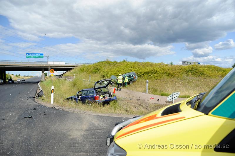 _DSC1712.JPG - Vid 12.20 larmades Räddningstjänst, Ambulans och Polis till väg 13 i höjd med Östra Ljungby där två personbilar kolliderat precis vid påfarten till E4an. Båda bilarna hamnade i diket och man var först påväg att klippa upp den ena bilen men man kunde plocka ut personen i bilen på ett säkert sätt utan att behöva klippa den. Minst en person fördes med ambulans till sjukhus med oklara skador. Viss trafikstörning under räddningsarbetet.