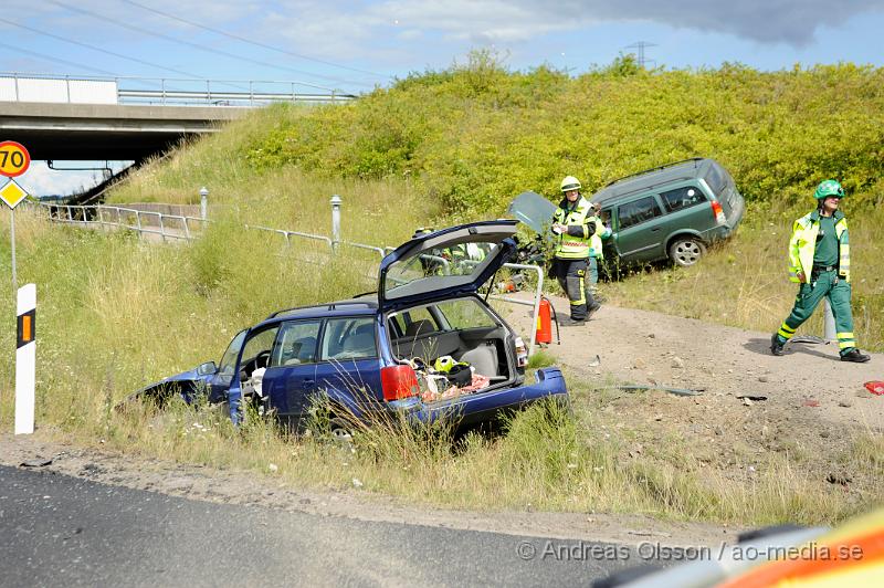 _DSC1714.JPG - Vid 12.20 larmades Räddningstjänst, Ambulans och Polis till väg 13 i höjd med Östra Ljungby där två personbilar kolliderat precis vid påfarten till E4an. Båda bilarna hamnade i diket och man var först påväg att klippa upp den ena bilen men man kunde plocka ut personen i bilen på ett säkert sätt utan att behöva klippa den. Minst en person fördes med ambulans till sjukhus med oklara skador. Viss trafikstörning under räddningsarbetet.