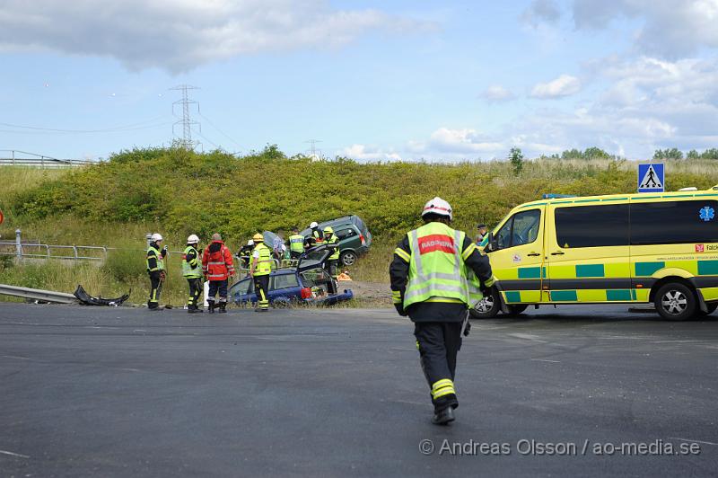 _DSC1717.JPG - Vid 12.20 larmades Räddningstjänst, Ambulans och Polis till väg 13 i höjd med Östra Ljungby där två personbilar kolliderat precis vid påfarten till E4an. Båda bilarna hamnade i diket och man var först påväg att klippa upp den ena bilen men man kunde plocka ut personen i bilen på ett säkert sätt utan att behöva klippa den. Minst en person fördes med ambulans till sjukhus med oklara skador. Viss trafikstörning under räddningsarbetet.